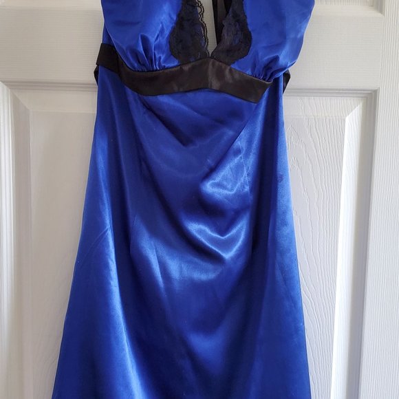 Satin lace halter dress - Picture 7 of 10